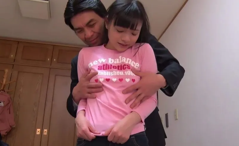 Bố dượng dụ đứa nàng nhỏ riêng ngây thơ của vợ