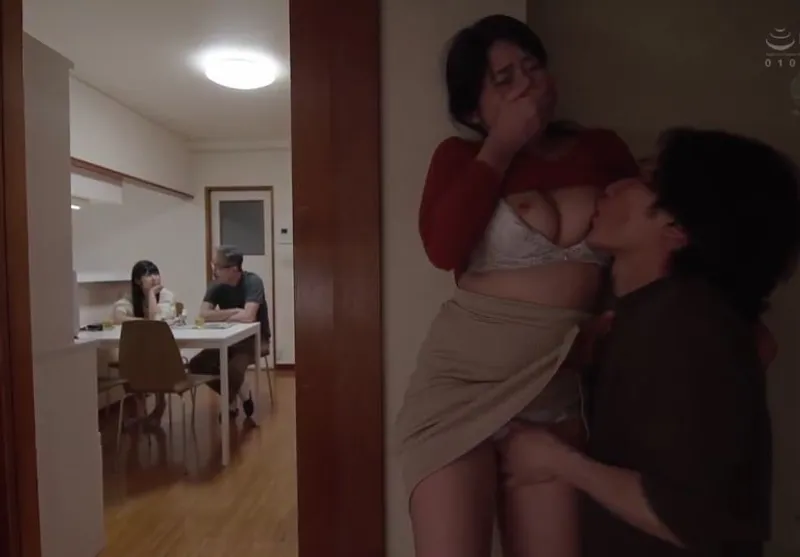 Má trộm nhìn bà xã gã chồng bé con xoạc nào ngờ con rể nhìn thấy